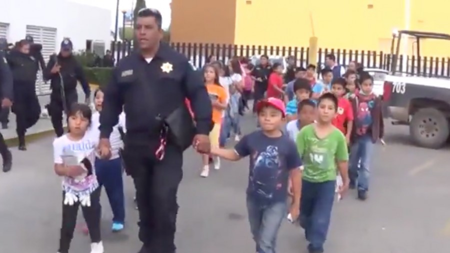 Explican la función de los policías a niños en Santa Bárbara 