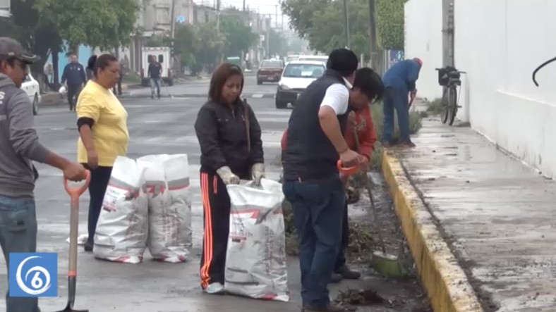 ODAPAS  realiza trabajos de limpieza de coladeras pluviales en la colonia Darío Martínez 