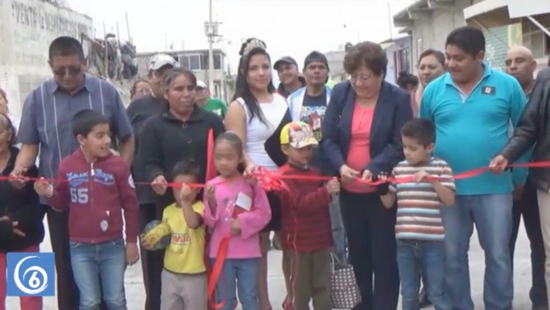 Inauguración de pavimentación de 11 calles en el barrio Fundidores en Chimalhuacán