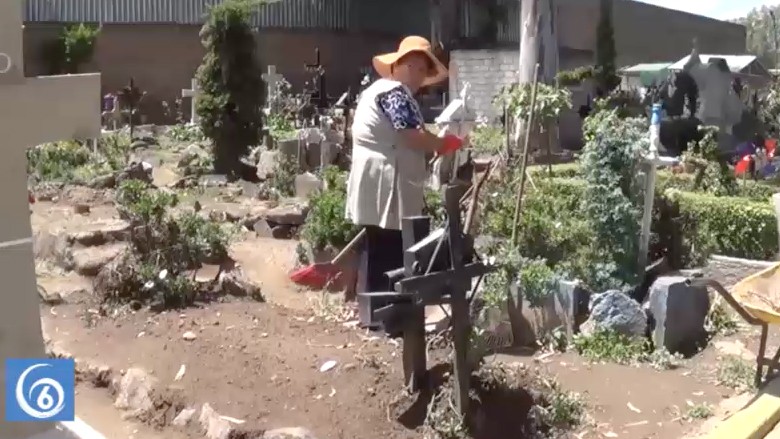 Habitantes de la colonia Magdalena Atlicpac de Los Reyes realizan limpieza de panteón