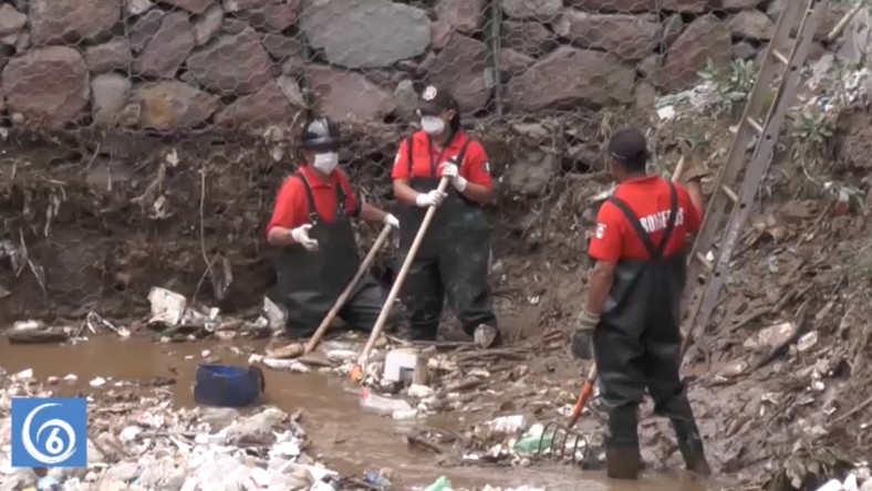 Personal de bomberos realiza limpieza de barranca de la colonia El Capulín