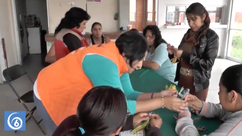 Taller de elaboración de llaveros por el consejo municipal de la mujer de Chicoloapan 