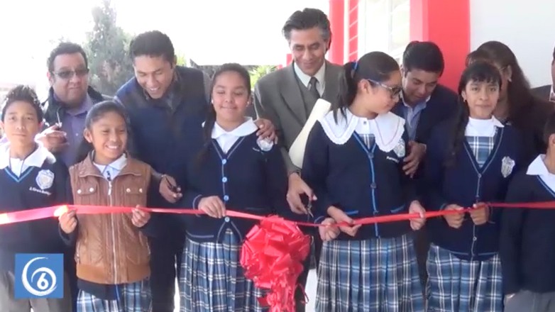 Inauguran aula multifuncional y módulo escalera en la primaria 20 de noviembre en Coatepec
