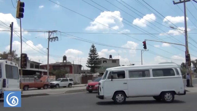 Tras queja ciudadana reparan diversos semáforos descompuestos en Valle de Chalco