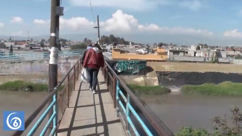 En deterioro puentes peatonales para cruzar canal de aguas negras en la colonia 20 de noviembre 