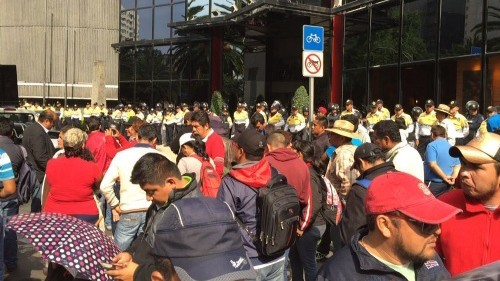 Manifestación de la CNTE frente a la Bolsa Mexicana de Valores