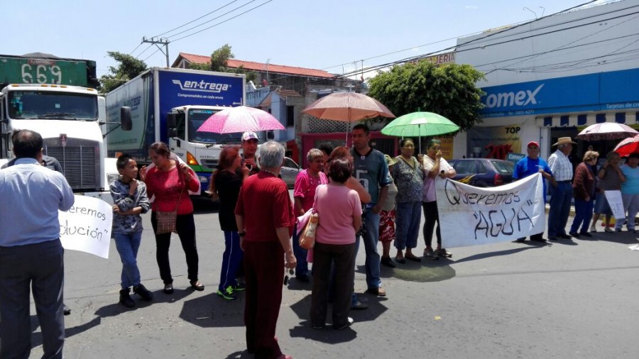 Vecinos de la colonia Reforma bloquean avenida por falta de agua en Nezahualcóyotl 