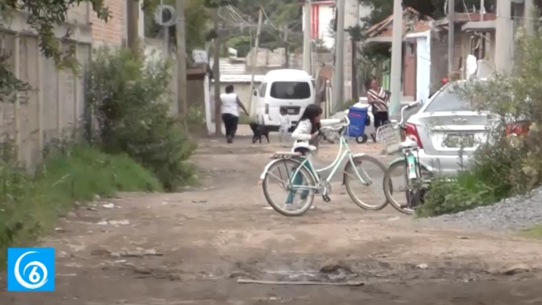 Vecinos de San Lucas Amalinalco, Chalco, solicitan pavimentación de sus calles 