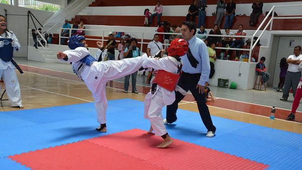 El gobierno municipal entregó apoyos a practicantes y deportistas de Ixtapaluca