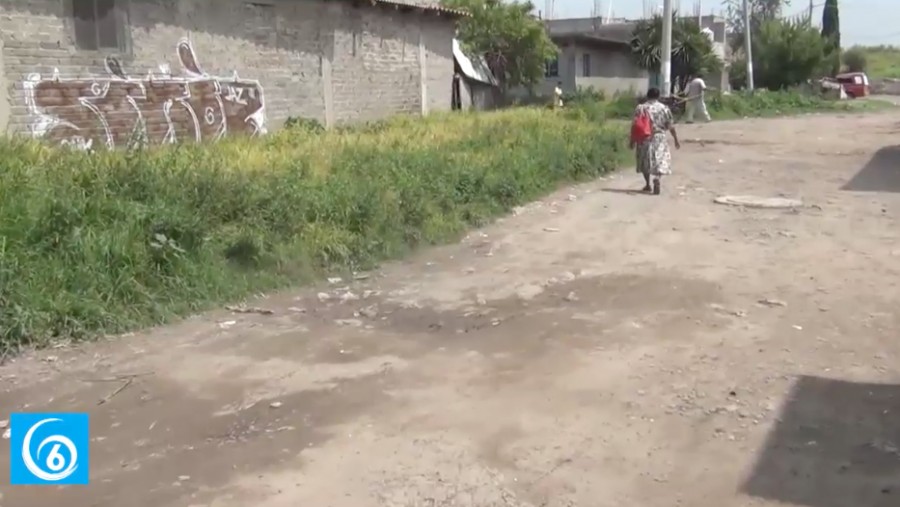 Habitantes de la colonia Alcanfores solicitan pavimentación de la calle Ejido de Río Frío en Chalco