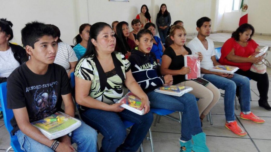 Raúl Villada ex regidor de Ixtapaluca entregó paquetes de útiles escolares 