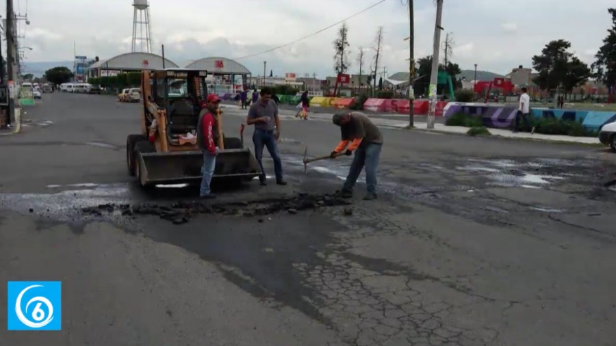 Trabajo de bacheo en avenidas principales de Ixtapaluca