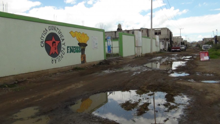 Habitantes de la colonia Clara Córdova piden pavimentación de la calle Libertad en Chalco