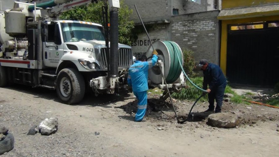 CAEM y ODAPAS realizan limpieza del drenaje de la colonia San Isidro en Chalco