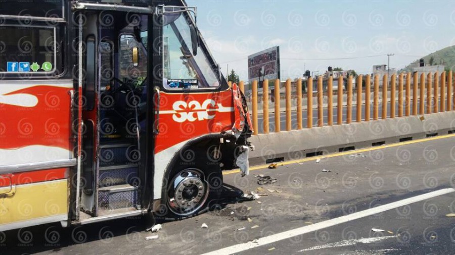 Tráiler invade carril y choca contra camión de pasajeros en la México-Puebla