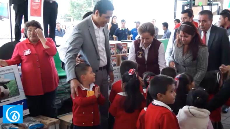 Escuelas de Ixtapaluca fueron beneficiadas por mobiliario