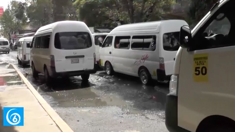 Afectaciones por inundación afuera del hospital de Los Reyes La Paz