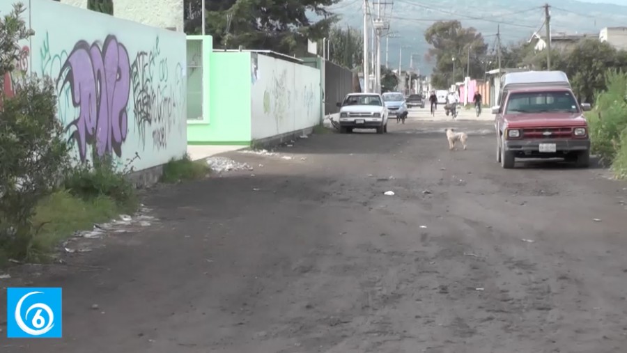 Denuncian problemas de drenaje y pavimentación en la zona escolar de San Mateo Huitzilzingo, Chalco