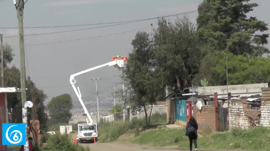 La CFE realiza trabajos de mantenimiento a la red eléctrica en Santa María Xoloapan, Chalco