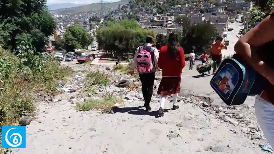 Afectaciones por la falta de pavimentación de la avenida Las Torres en Los Reyes La Paz