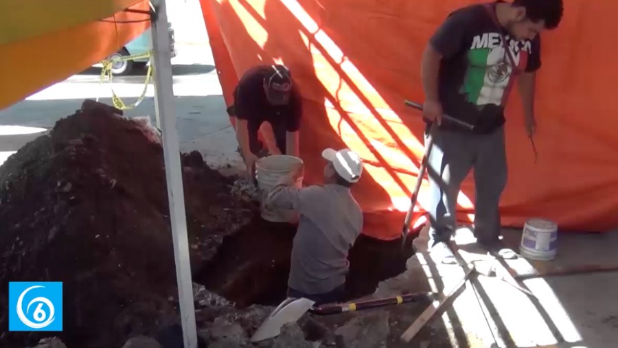 Se atiende fuga de agua en la colonia Emiliano Zapata en la zona de La Virgen en La Paz