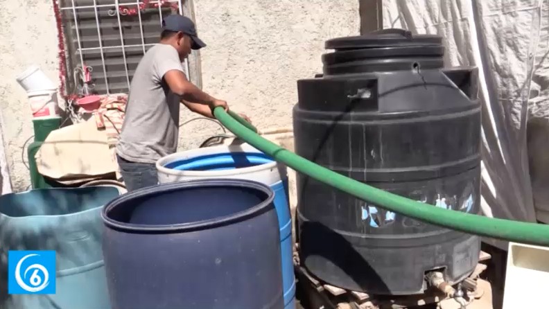 Favorecen con pipas de agua a los habitantes de la Laguna Chiconautla en Ecatepec