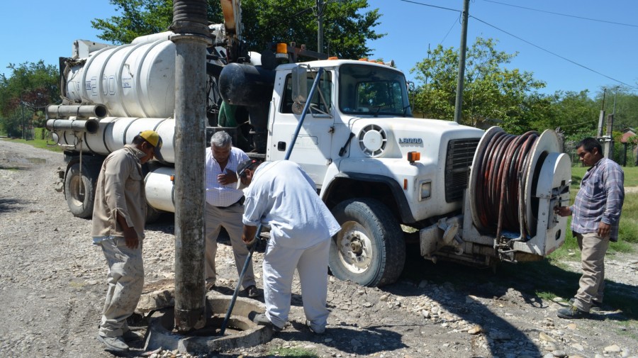 Continúan labores de desazolve en la calle Molinos de la unidad San Buenaventura