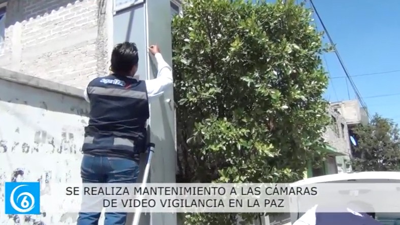 Dan mantenimiento a cámaras de vigilancia en calles de Los Reyes La Paz