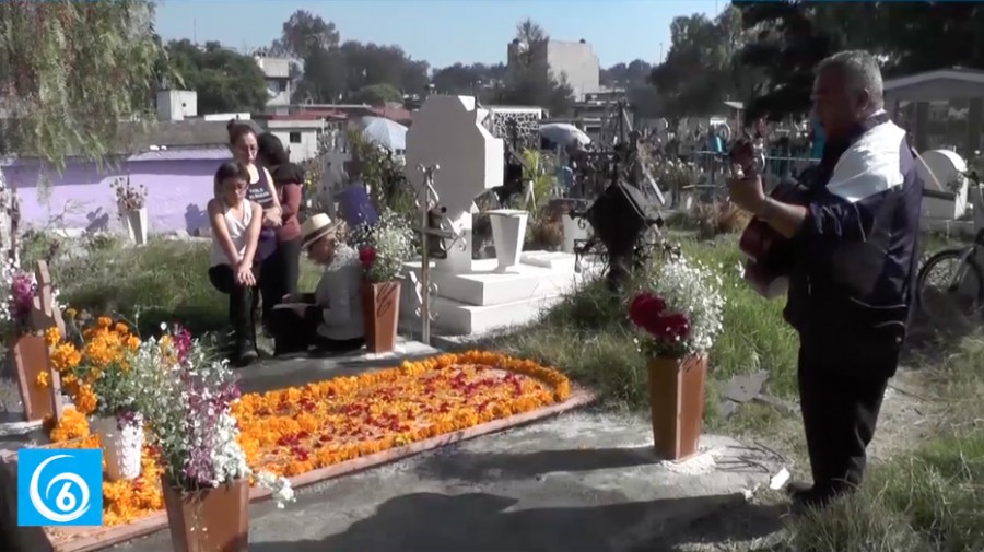 Habitantes de Los Reyes arriban a panteón municipal por Día de Muertos