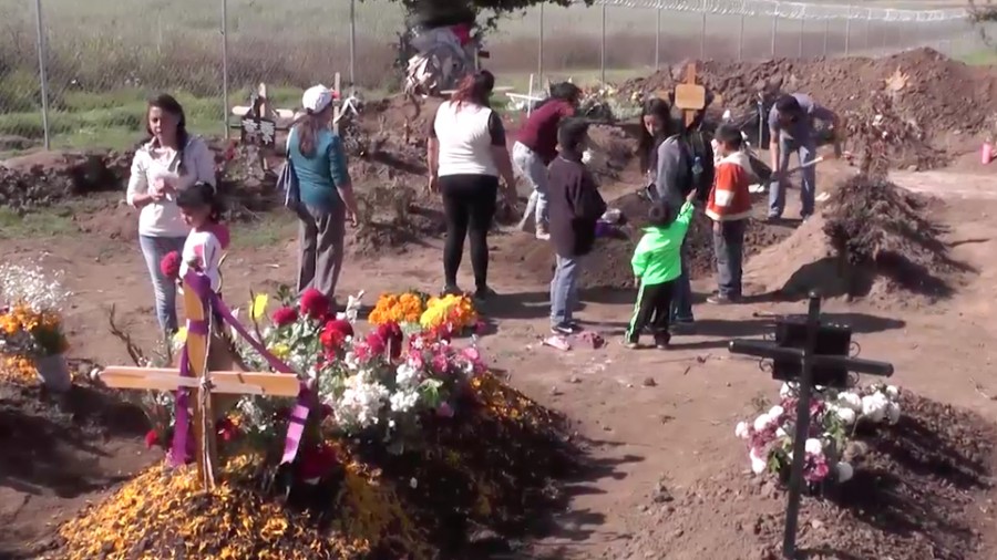 Familias visitan a sus muertos en el nuevo panteón de Ixtapaluca