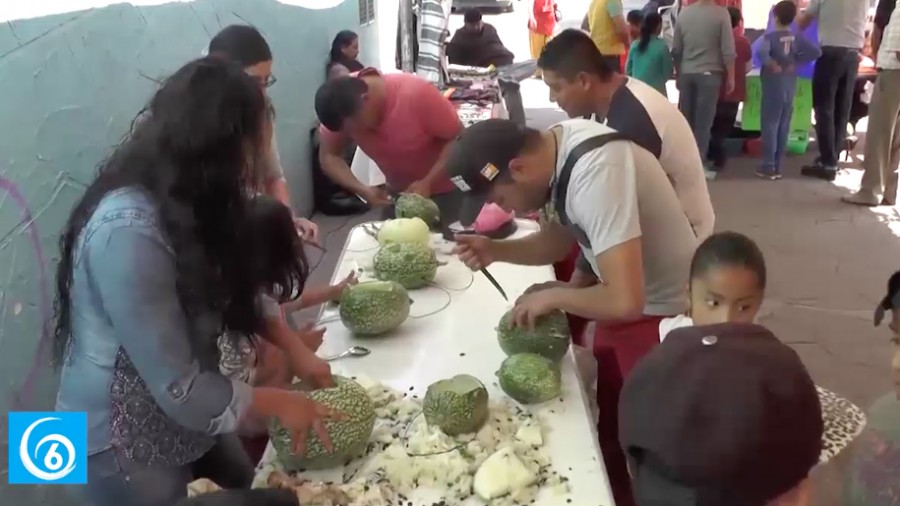 Niños participan en el taller de elaboración de calaveras con chilacayotes en Ayotla