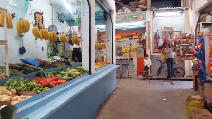 Centros comerciales disminuyen venta de comerciantes de mercados en Los Reyes La Paz