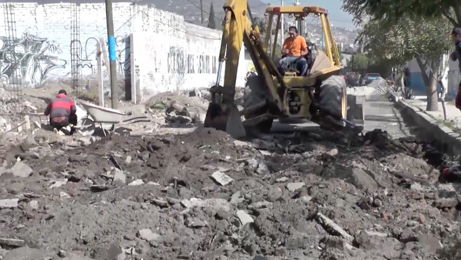 Se realizan trabajos de pavimentación de la calle Soto de la Marina en la colonia Magdalena