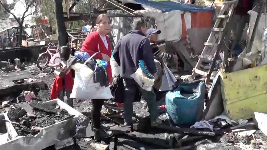 Sin ayuda las familias afectadas por el incendio en el bordo de Xochiaca