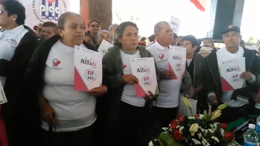 Se graduaron personas del programa Alfa TV en Chimalhuacán
