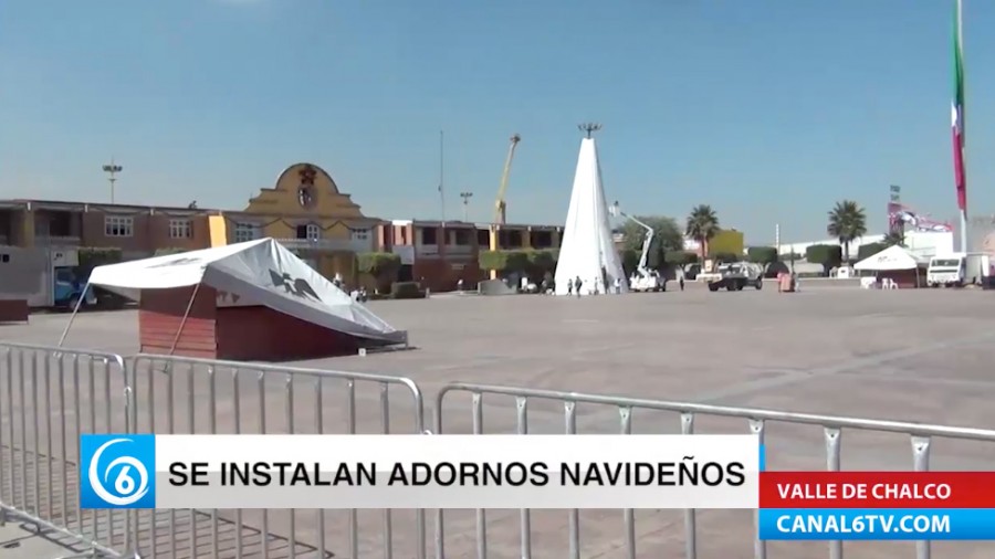 Se instalan adornos navideños en presidencia de Valle de Chalco