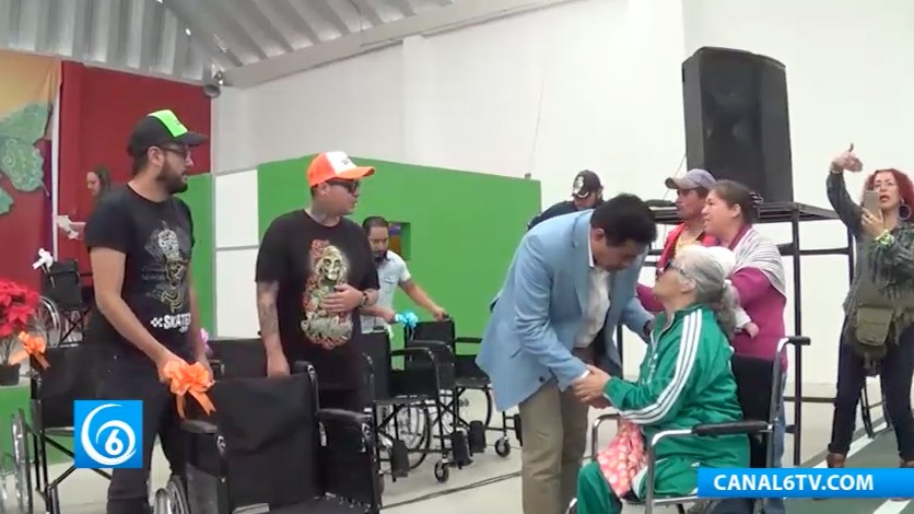 El diputado local Fernando González, entregó apoyos con alguna discapacidad