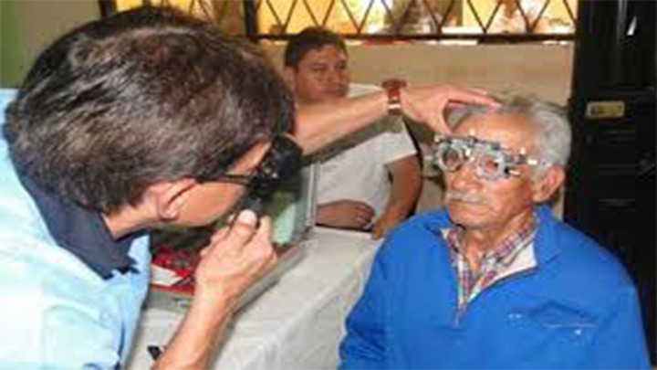 Personas de la tercera edad fueron beneficiados con la entrega de anteojos