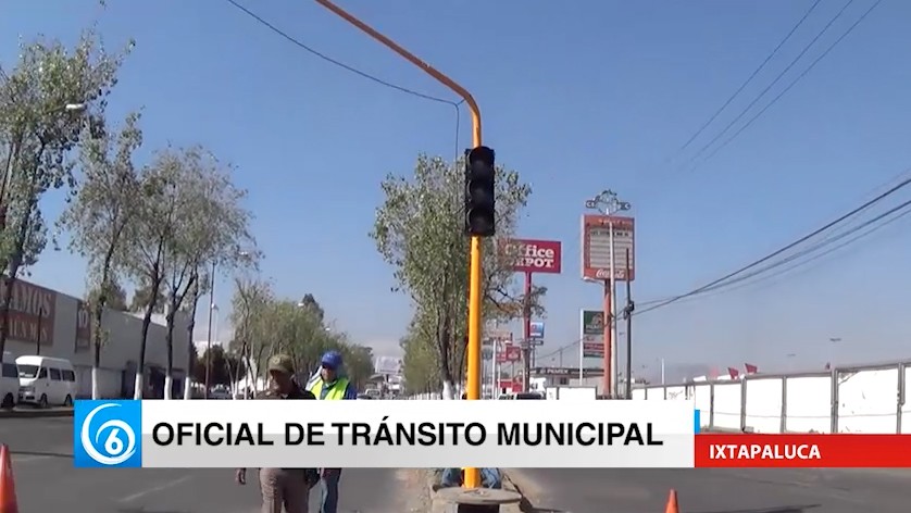 Instalan semáforo en el cruce de avenida Acozac y bulevar Cuauhtémoc