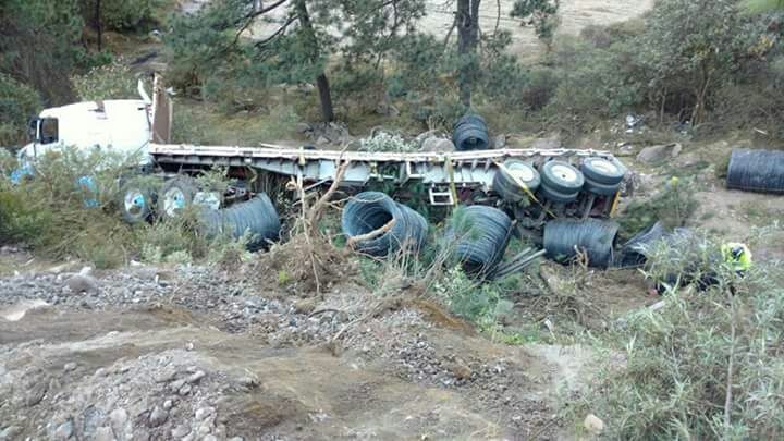 Tráiler vuelca en la México-Puebla