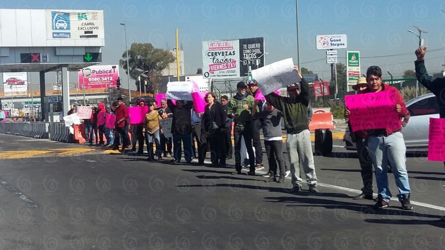 Bloqueo en la caseta de Ixtapaluca sobre la México-Puebla