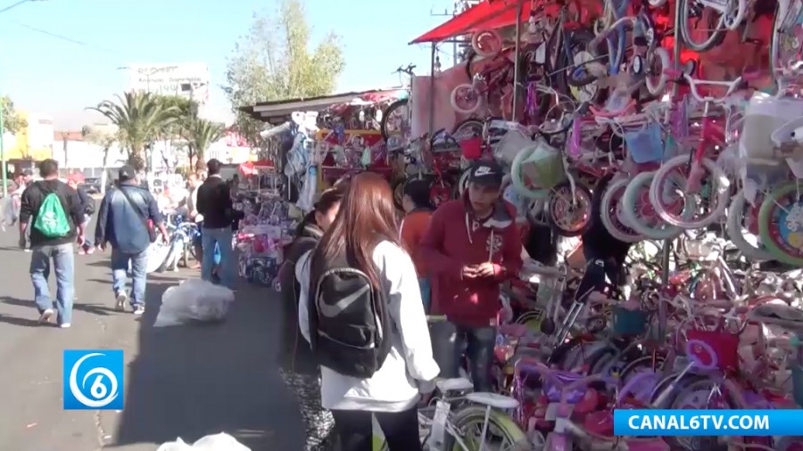 Instalan tianguis del juguete en Chalco