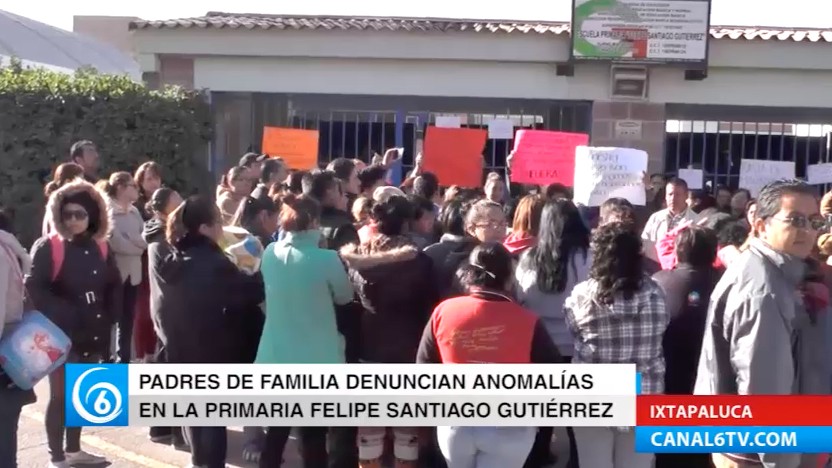 Padres de familia exigen salida de una maestra en la primaria Felipe Santiago Gutiérrez