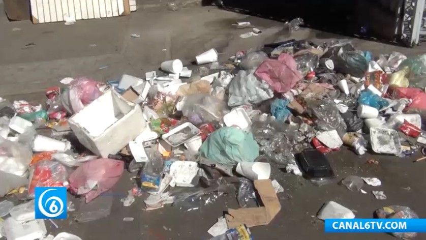 Denuncian acumulación de basura en inmediaciones del Metro Santa Martha