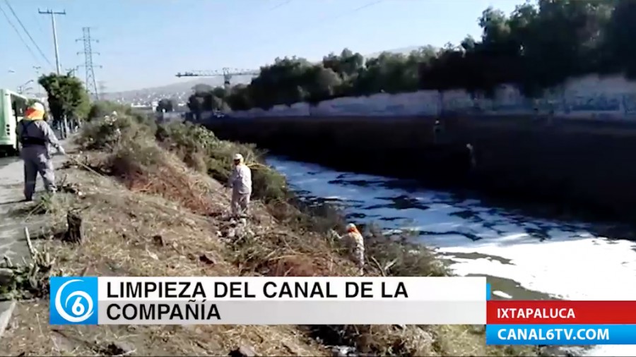 Personal de CONAGUA realiza limpieza en el canal Río de la Compañía