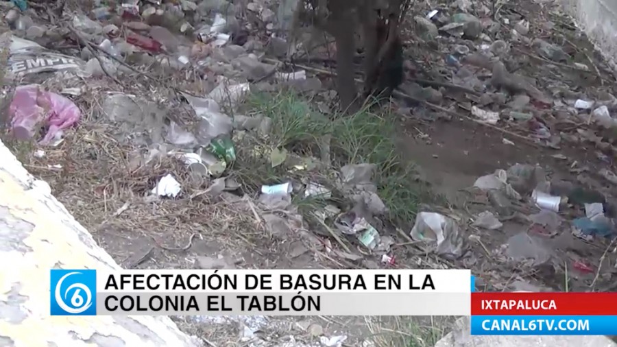 Vecinos de la colonia El Tablón afectados por basura en canal de aguas negras
