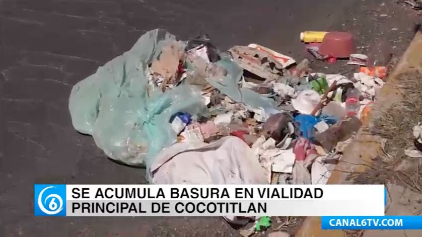 Acumulación de basura en la vialidad principal de Cocotitlán