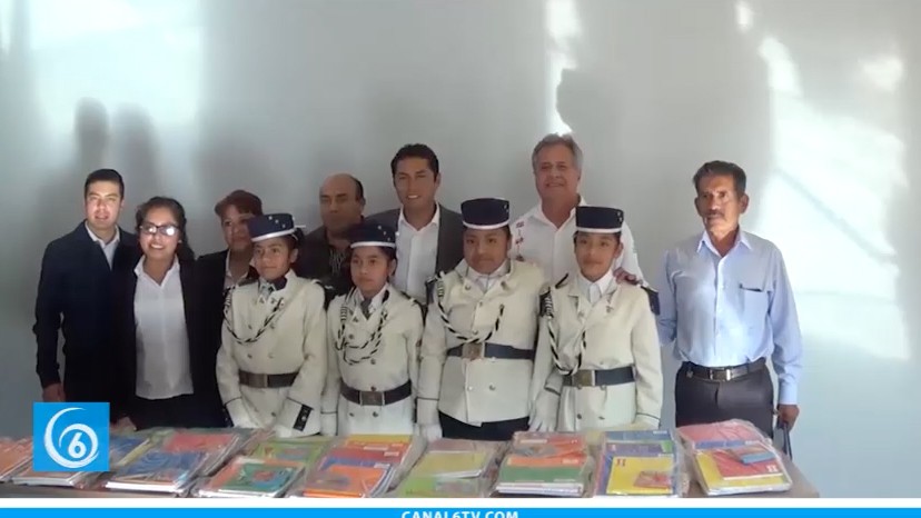 Entrega de útiles escolares en el Cerro del Tejolote