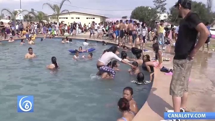 Habitantes disfrutaron de las albercas en el deportivo El Chimalhuache