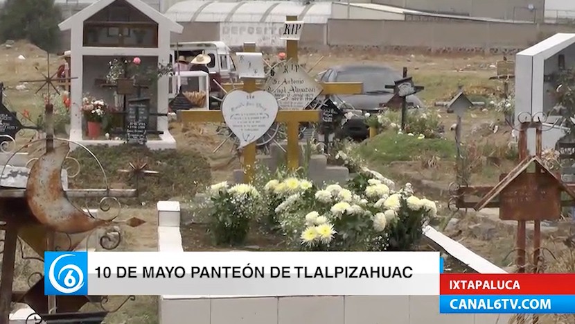 Visitantes al panteón de Tlalpizahuac el día de las madres